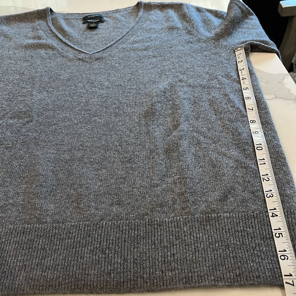 100% Cashmere Men’s V-neck by Halogen. Ribbed along V-neckline, waist & sleeve - Picture 5 of 11